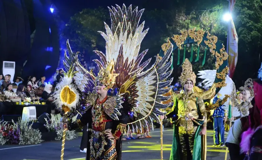 Surabaya Vaganza 2026 Memukau, Parade Cahaya dan Mobil Hias Sedot Antusias Ribuan Warga