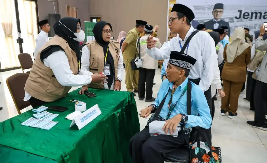 Wali Kota Eri Lepas Kloter Haji Surabaya, Soroti Layanan Cepat dan Antisipasi Cuaca Ekstrem di Tanah Suci