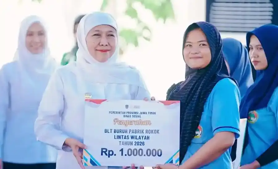 Khofifah Salurkan BLT DBHCHT Rp901 Juta untuk 901 Buruh Pabrik Rokok di Bojonegoro, Resmikan Masjid Nur Khofifah Khofifah salurkan BLT DBHCHT Rp901 juta bagi 901 buruh pabrik rokok di Bojonegoro dan resmikan Masjid Nur Khofifah.