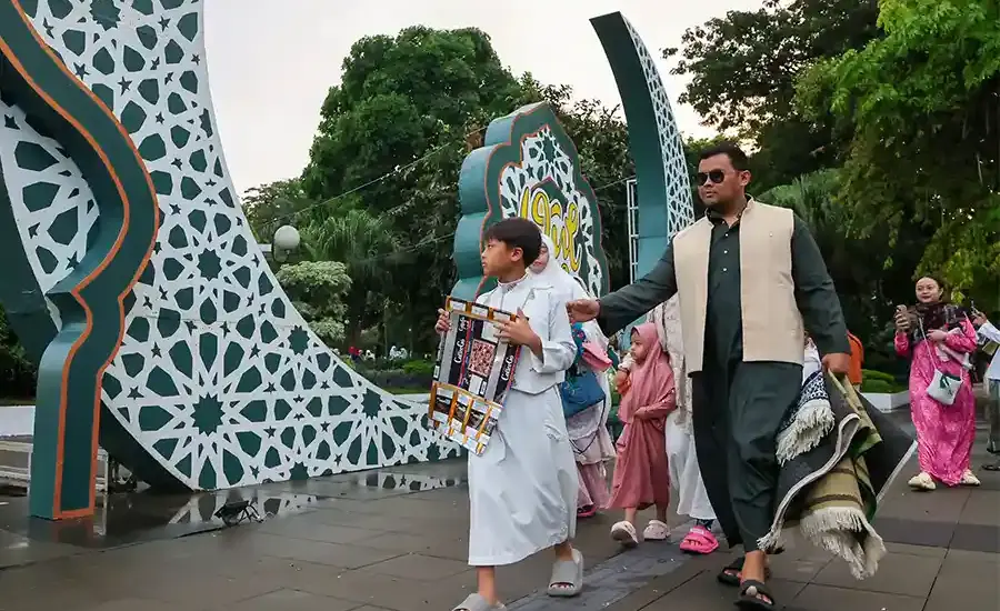 Salat Iduladha di Balai Kota Surabaya Berlangsung Khidmat Meski Diguyur Gerimis, Pemkot Salurkan 80 Hewan Kurban Salat Iduladha di Balai Kota Surabaya berlangsung khidmat meski diguyur gerimis. Pemkot Surabaya salurkan 80 hewan kurban ke warga.