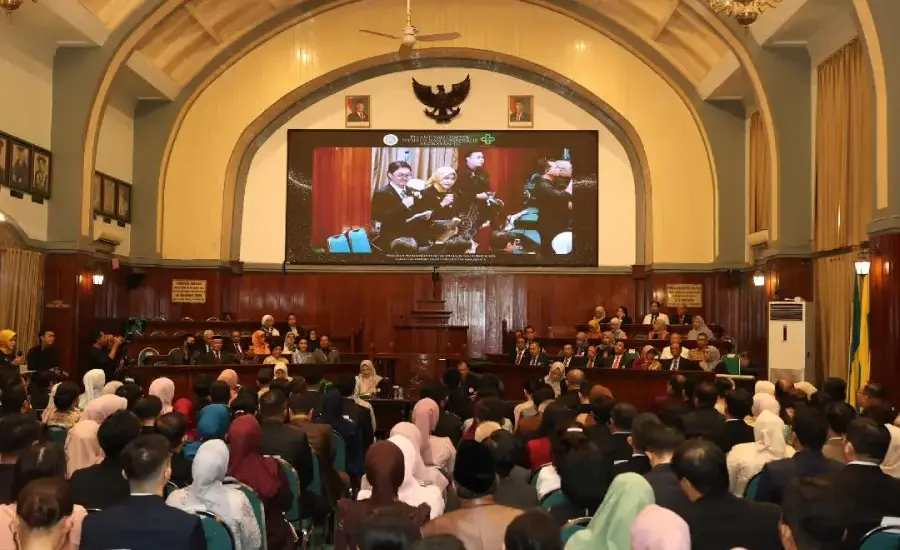 Lantik 96 Dokter Spesialis, Rektor UNAIR Tekankan Pengabdian untuk Kemanusiaan