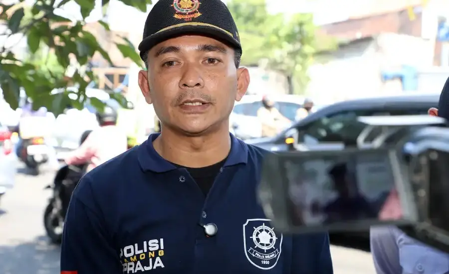Kembalikan Fungsi Saluran dan Bahu Jalan, Pemkot Surabaya Tertibkan PKL di Kawasan Gembong Tebasan