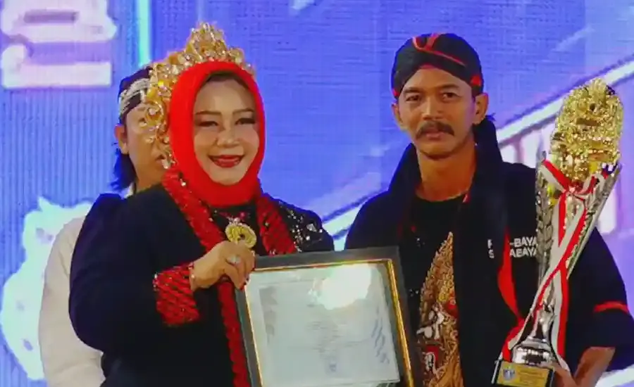 Reog Purbaya Surabaya Raih Juara 3 Nasional FNRP 2026, Lampaui Target dan Harumkan Kota Pahlawan Ketua Purbaya Surabaya Budi Sutrisno saat menerima trophy