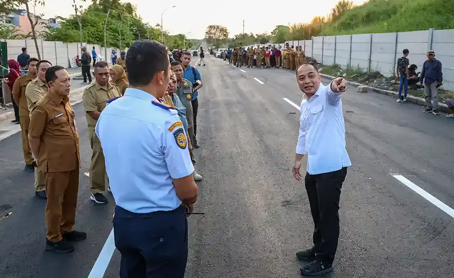 Pemkot Surabaya mulai uji coba Jalan Radial Road Lontar satu arah untuk mengurai kemacetan di Surabaya Barat dan mendukung investasi.