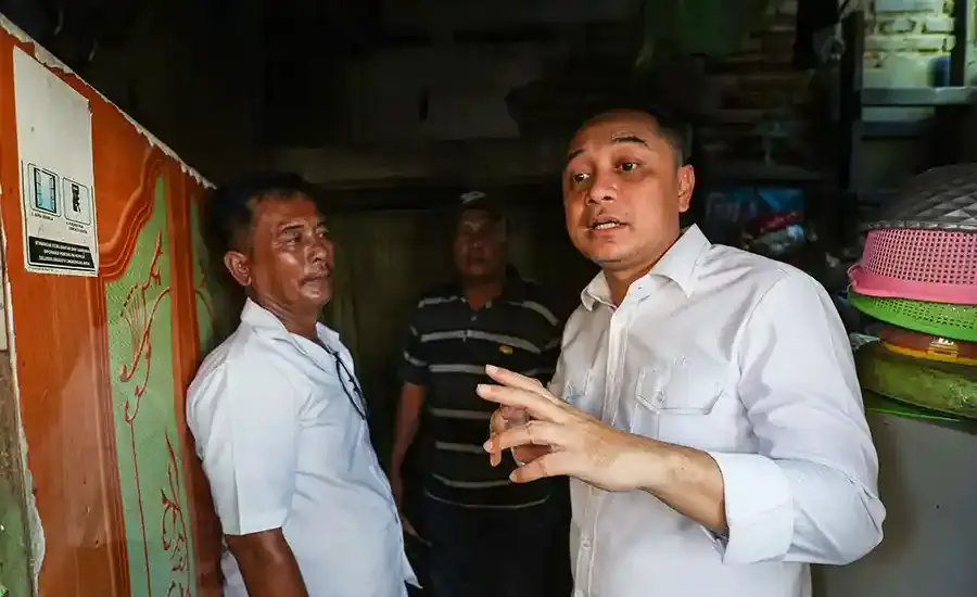 Pemkot Surabaya Raih Penghargaan Rutilahu Terbaik Jawa Timur, Target Tuntaskan 7.196 Rumah pada 2027 Wali Kota Surabaya Eri Cahyadi saat memantau pelaksanaan Program Dandan Omah dan Rutilahu