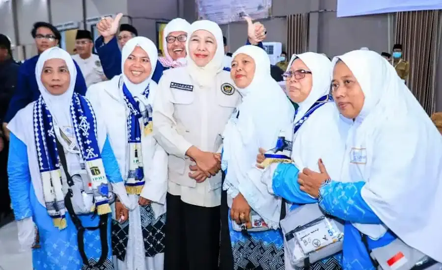 Khofifah Sambut Jemaah Haji Kloter I, Apresiasi Layanan Imigrasi Digital Gubernur Khofifah menyambut kepulangan jemaah haji Kloter I Debarkasi Surabaya dan mengapresiasi layanan imigrasi digital yang mempercepat proses kedatangan.