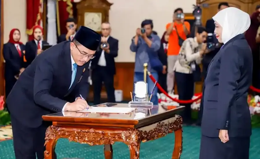 Khofifah Kukuhkan Kepala BKKBN Jatim, Fokus Turunkan Stunting dan Cetak SDM Unggul Khofifah kukuhkan Kepala BKKBN Jatim Shodiqin dan menegaskan percepatan penurunan stunting serta pembangunan keluarga berkualitas menuju Indonesia Emas 2045.