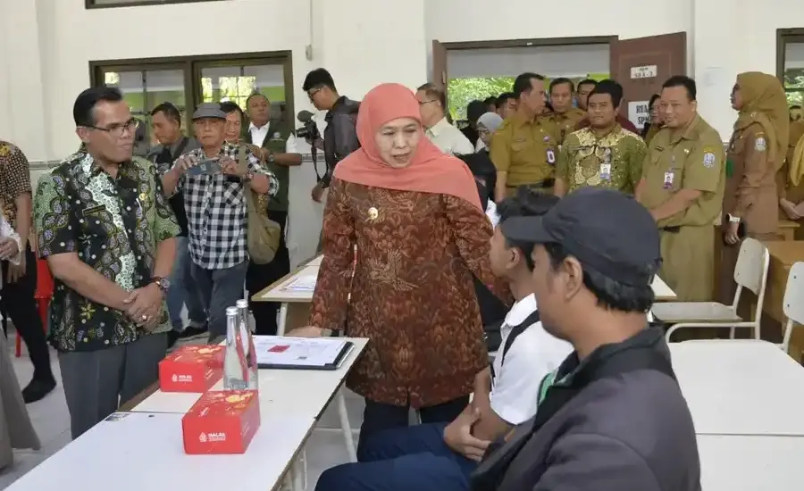 Khofifah Tinjau SPMB 2026 di Surabaya, Antrean Lebih Tertib dan Layanan Meningkat Khofifah meninjau SPMB 2026 di Surabaya. Proses pengambilan PIN dan verifikasi data dinilai lebih tertib dengan layanan yang semakin optimal.