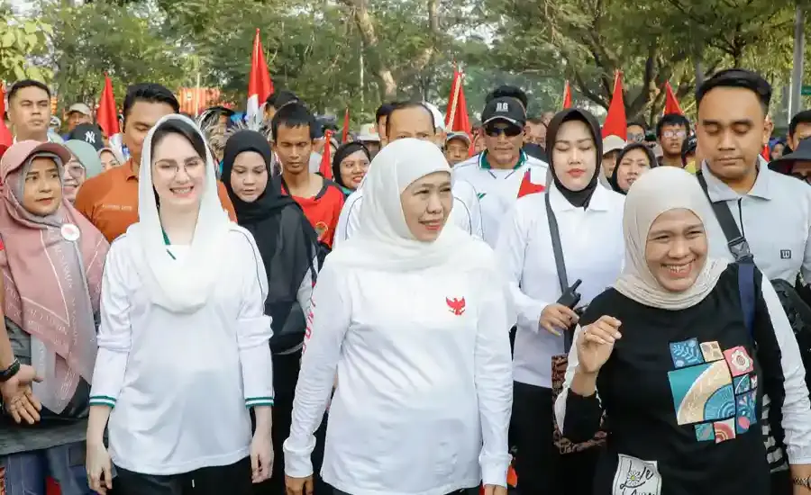 Gubernur Khofifah Jalan Sehat 1 Muharram Bersama Puluhan Ribu Warga, Ajak Hijrah Menuju Hidup Sehat dan Produktif Khofifah memimpin jalan sehat 1 Muharram 1448 H di Surabaya dan mengajak masyarakat menguatkan semangat hijrah menuju hidup sehat dan produktif.