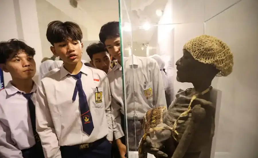 Cross Musea Pertiwi 2026 Resmi Dibuka, Hadirkan AI dan Wayang Cross Musea Pertiwi 2026 resmi dibuka di Surabaya, menghadirkan AI, wayang, dan perjalanan hidup manusia melalui warisan budaya Nusantara.
