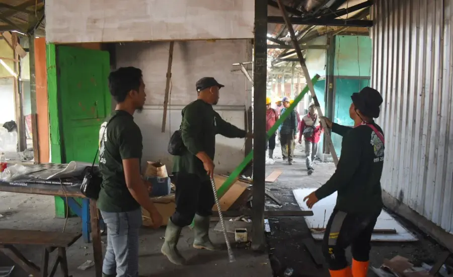 Pemkot Surabaya Tertibkan 192 Lapak Tak Berizin di Pasar Baru Pagesangan demi Amankan Aset Daerah