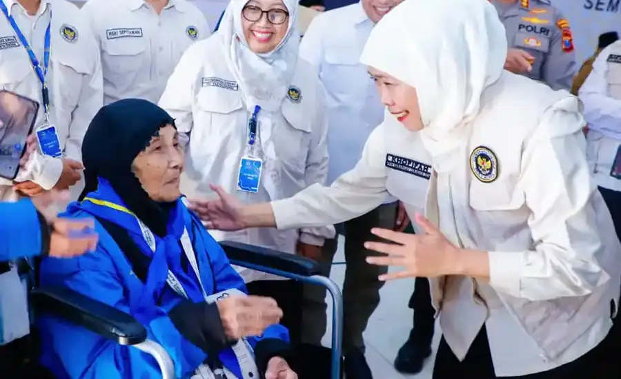Gubernur Khofifah Sambut Kloter Terakhir Haji Surabaya, Bandara Dhoho Kediri Siap Jadi Embarkasi Baru Musim 2027 Gubernur Khofifah menyambut kepulangan kloter terakhir jamaah haji Surabaya 2026 sekaligus memastikan kesiapan Bandara Dhoho Kediri untuk embarkasi 2027.