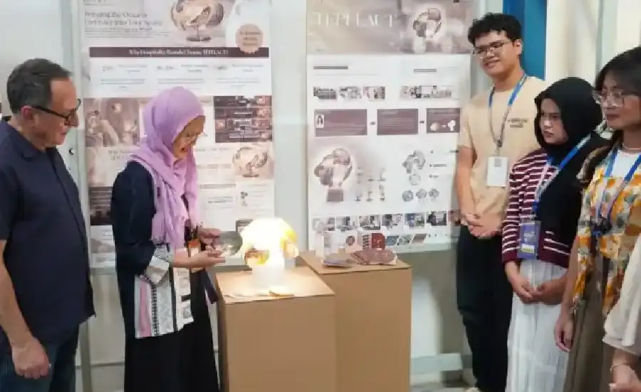 ITS dan Curtin University Pamerkan Inovasi Desain Upcycling Berbasis AI, Ubah Limbah Jadi Produk Bernilai Ekonomi Dr Qassim Saad (kiri) dan Dekan FDKBD ITS Ellya Zulaikha ST MSn PhD (dua dari kiri) mengamati karya inovatif mahasiswa ITS berupa armatur lampu dari cangkang kerang kapis (foto: Humas ITS)