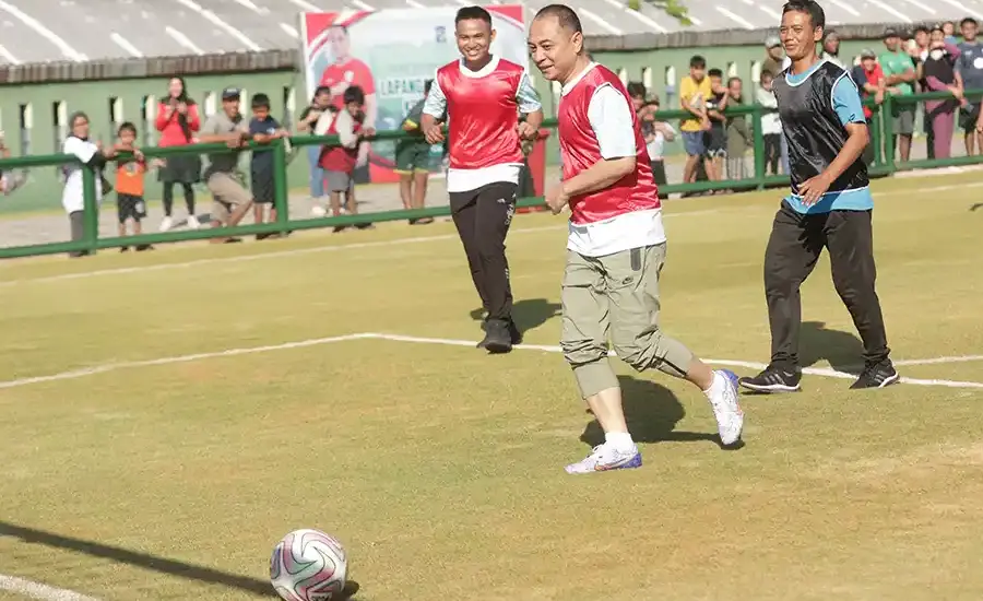Eri Cahyadi Resmikan Sport Center Potro Agung, Lapangan Legendaris Surabaya Kini Berwajah Modern Wali Kota Eri Cahyadi meresmikan Sport Center Potro Agung di Surabaya yang dilengkapi mini soccer, jogging track, basket, dan voli.