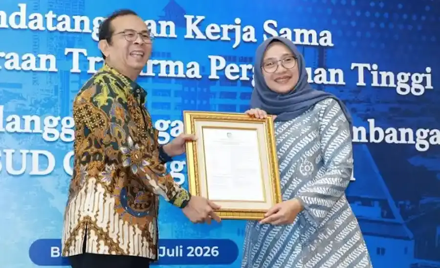 UNAIR Gandeng RSUD Blambangan dan RSUD Genteng, Perkuat Layanan Kesehatan serta SDM Medis di Banyuwangi UNAIR menjalin kerja sama dengan RSUD Blambangan dan RSUD Genteng untuk memperkuat layanan kesehatan, pendidikan, riset, dan SDM di Banyuwangi.