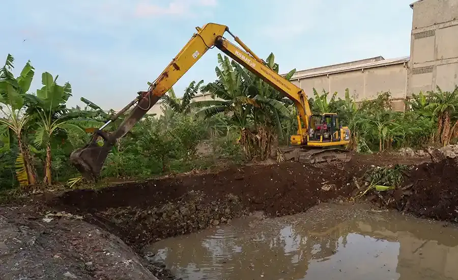 Proses pembangunan bozem di Tanjungsari, Surabaya