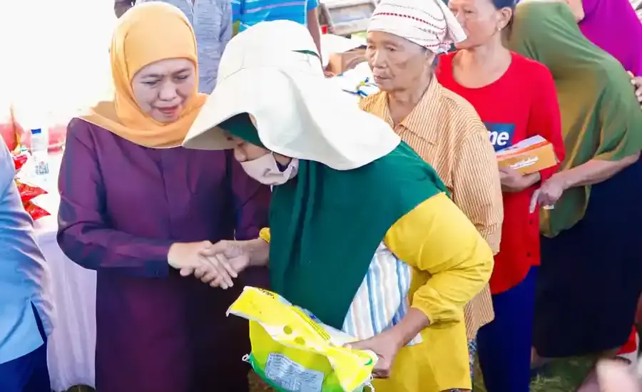 Gubernur Khofifah Perluas Pasar Murah hingga Banyuwangi, Tekan Inflasi dan Jaga Daya Beli Warga Jawa Timur Gubernur Khofifah menggelar Pasar Murah di Banyuwangi untuk mengendalikan inflasi, menjaga daya beli masyarakat, dan mendukung UMKM lokal.