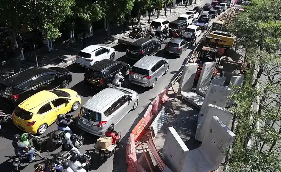 Pemkot Surabaya mempercepat proyek drainase di Jalan Prof. Dr. Moestopo untuk mengatasi genangan Karang Menjangan meski memicu kemacetan.